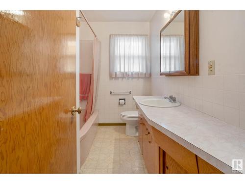 9912 79 St Nw, Edmonton, AB - Indoor Photo Showing Bathroom