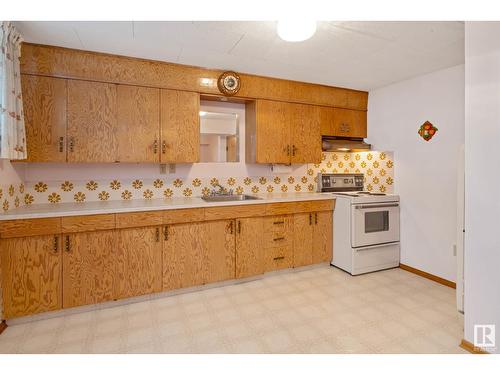 9912 79 St Nw, Edmonton, AB - Indoor Photo Showing Kitchen