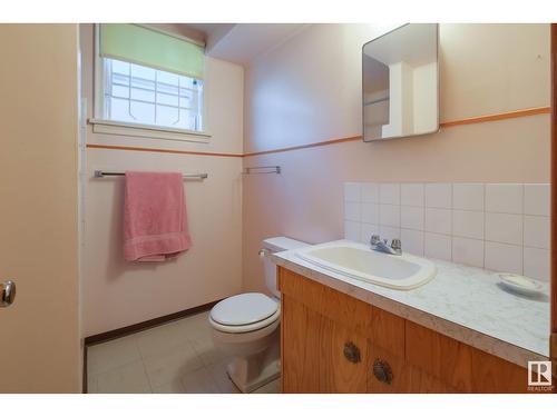 9912 79 St Nw, Edmonton, AB - Indoor Photo Showing Bathroom