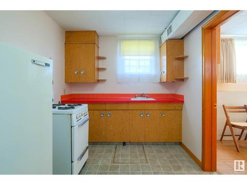 9912 79 St Nw, Edmonton, AB - Indoor Photo Showing Kitchen