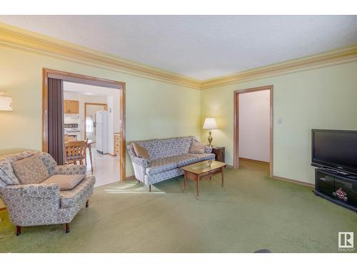 9912 79 St Nw, Edmonton, AB - Indoor Photo Showing Living Room