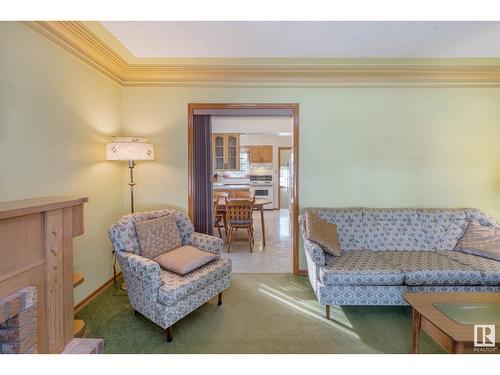 9912 79 St Nw, Edmonton, AB - Indoor Photo Showing Living Room