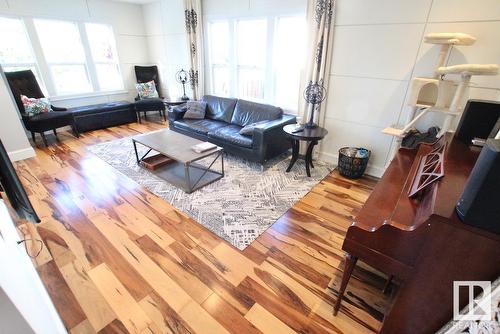 9215 153 St Nw, Edmonton, AB - Indoor Photo Showing Living Room