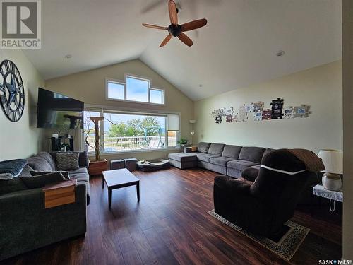 208 2Nd Street E, Frontier, SK - Indoor Photo Showing Living Room