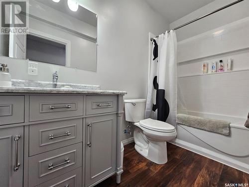 208 2Nd Street E, Frontier, SK - Indoor Photo Showing Bathroom