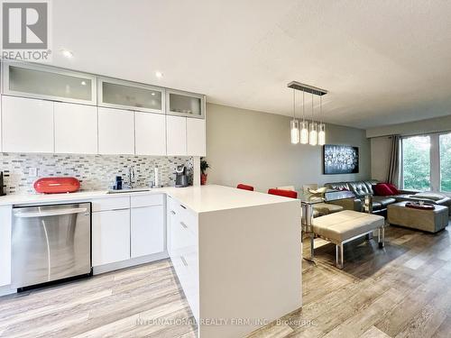 49 - 2445 Homelands Drive, Mississauga, ON - Indoor Photo Showing Kitchen