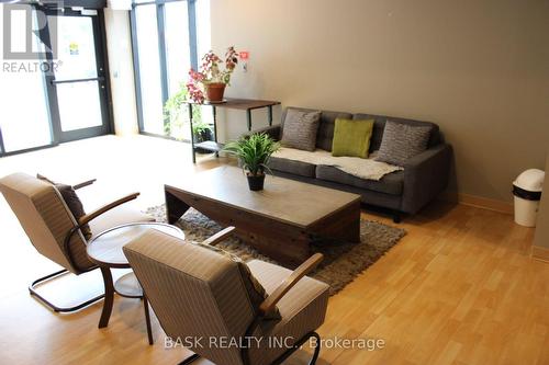 424 - 690 King Street W, Kitchener, ON - Indoor Photo Showing Living Room