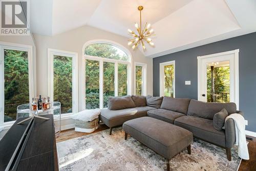 7521 Keenansville Road, New Tecumseth, ON - Indoor Photo Showing Living Room