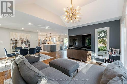 7521 Keenansville Road, New Tecumseth, ON - Indoor Photo Showing Living Room