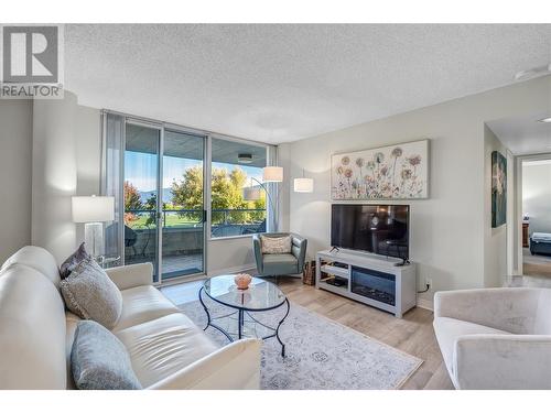 86 Lakeshore Drive Unit# 202, Penticton, BC - Indoor Photo Showing Living Room