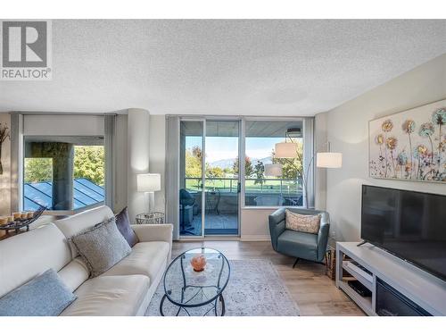 86 Lakeshore Drive Unit# 202, Penticton, BC - Indoor Photo Showing Living Room