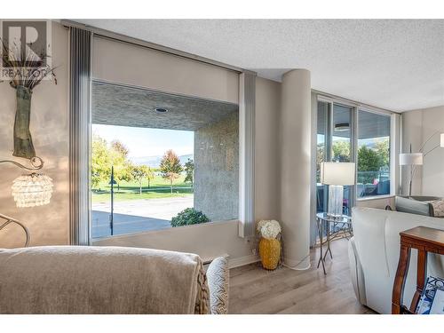 86 Lakeshore Drive Unit# 202, Penticton, BC - Indoor Photo Showing Living Room