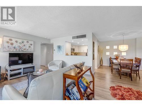 86 Lakeshore Drive Unit# 202, Penticton, BC - Indoor Photo Showing Living Room