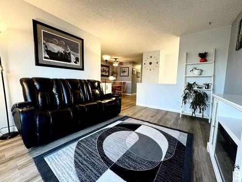 4609 35 Av Nw, Edmonton, AB - Indoor Photo Showing Living Room