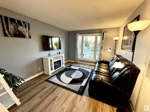 4609 35 Av Nw, Edmonton, AB - Indoor Photo Showing Living Room