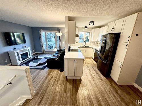 4609 35 Av Nw, Edmonton, AB - Indoor Photo Showing Kitchen