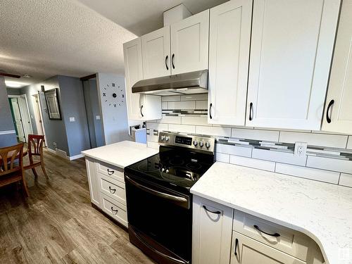 4609 35 Av Nw, Edmonton, AB - Indoor Photo Showing Kitchen