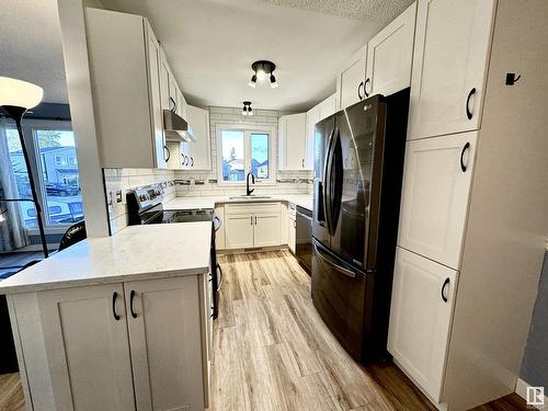 4609 35 Av Nw, Edmonton, AB - Indoor Photo Showing Kitchen