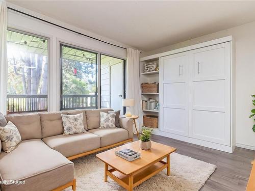 10-1956 Glenidle Rd, Sooke, BC - Indoor Photo Showing Living Room