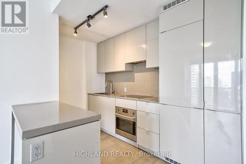 4505 - 7 Grenville Street, Toronto, ON - Indoor Photo Showing Kitchen