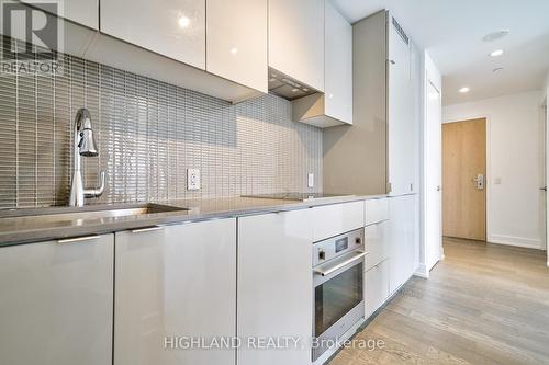 4505 - 7 Grenville Street, Toronto, ON - Indoor Photo Showing Kitchen