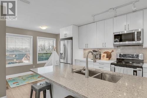 160 Portview Court, Kelowna, BC - Indoor Photo Showing Kitchen With Stainless Steel Kitchen With Double Sink With Upgraded Kitchen