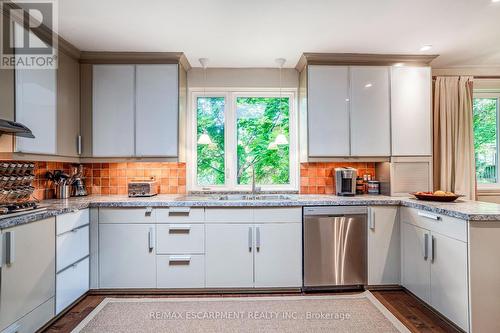 1 Hillcrest Court, Hamilton, ON - Indoor Photo Showing Kitchen