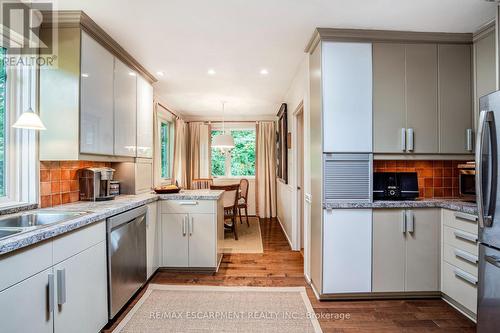 1 Hillcrest Court, Hamilton, ON - Indoor Photo Showing Kitchen