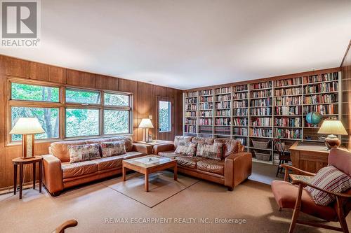 1 Hillcrest Court, Hamilton, ON - Indoor Photo Showing Living Room