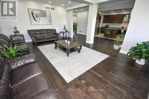 812 Jackpine Way, London, ON - Indoor Photo Showing Living Room