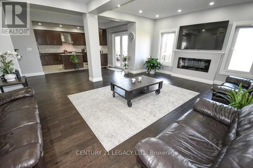 812 Jackpine Way, London, ON - Indoor Photo Showing Living Room With Fireplace