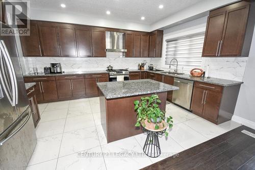 812 Jackpine Way, London, ON - Indoor Photo Showing Kitchen With Upgraded Kitchen