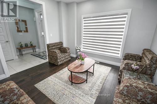 812 Jackpine Way, London, ON - Indoor Photo Showing Living Room