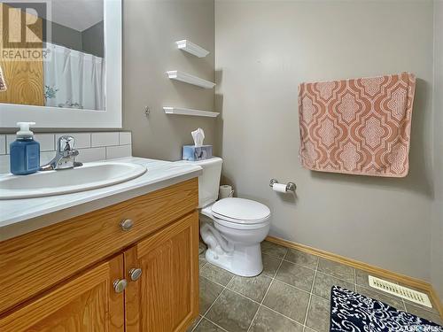 493 4Th Avenue Se, Swift Current, SK - Indoor Photo Showing Bathroom