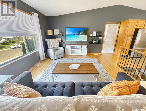 493 4Th Avenue Se, Swift Current, SK - Indoor Photo Showing Living Room