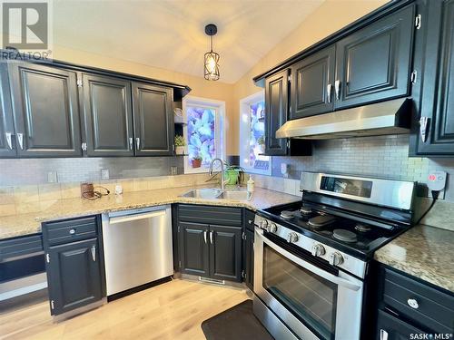 911 Bercovich Crescent, Regina, SK - Indoor Photo Showing Kitchen With Double Sink With Upgraded Kitchen