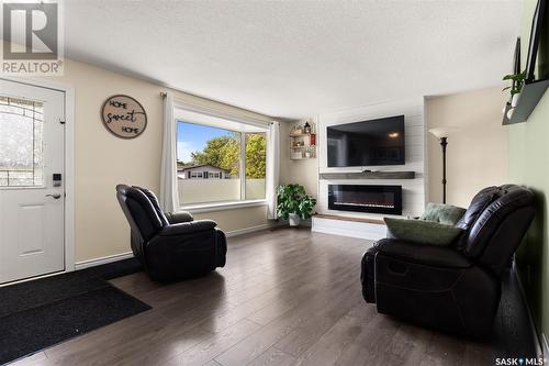 154 Lloyd Crescent, Regina, SK - Indoor Photo Showing Living Room With Fireplace