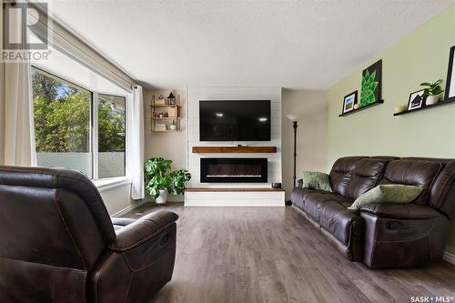 154 Lloyd Crescent, Regina, SK - Indoor Photo Showing Living Room With Fireplace