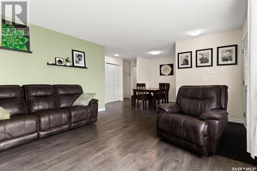 154 Lloyd Crescent, Regina, SK - Indoor Photo Showing Living Room