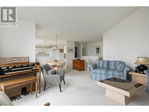 9110 Smith Road, Vernon, BC - Indoor Photo Showing Living Room