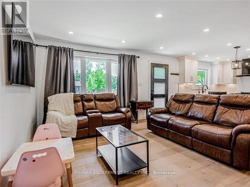 622 Braemore Road, Burlington, ON - Indoor Photo Showing Living Room