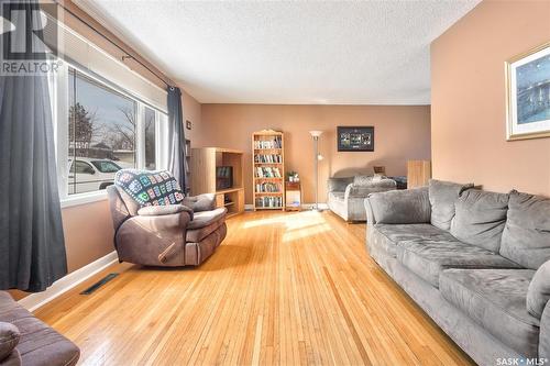 830 20Th Street W, Prince Albert, SK - Indoor Photo Showing Living Room