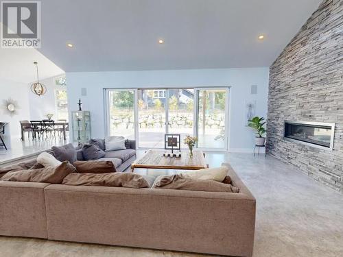 7900 Butler Road, Powell River, BC - Indoor Photo Showing Living Room With Fireplace