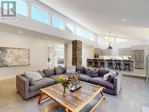 7900 Butler Road, Powell River, BC - Indoor Photo Showing Living Room