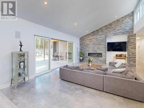 7900 Butler Road, Powell River, BC - Indoor Photo Showing Living Room With Fireplace