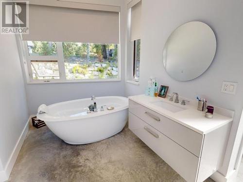 7900 Butler Road, Powell River, BC - Indoor Photo Showing Bathroom