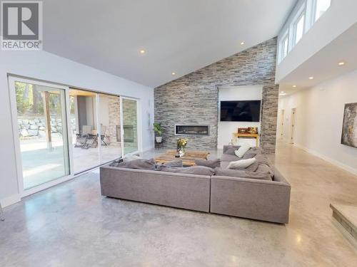 7900 Butler Road, Powell River, BC - Indoor Photo Showing Living Room With Fireplace