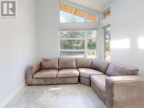 7900 Butler Road, Powell River, BC - Indoor Photo Showing Living Room