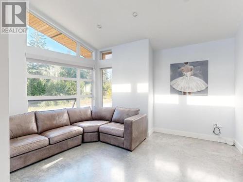 7900 Butler Road, Powell River, BC - Indoor Photo Showing Living Room