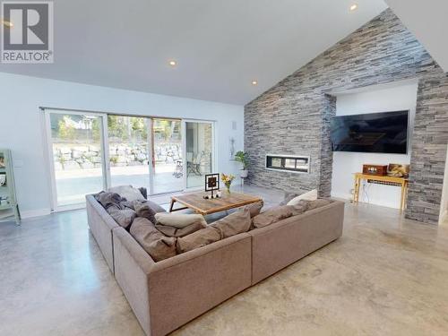 7900 Butler Road, Powell River, BC - Indoor Photo Showing Living Room With Fireplace